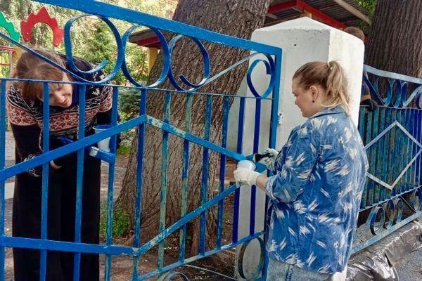 Фото Волонтеры движения «Счастливый Нижний Новгород» покрасили забор центра «Ласточка» - Новости Живем в Нижнем