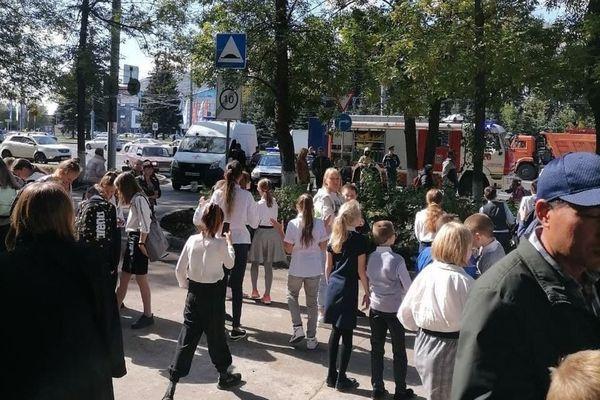 Нижегородских школьников массово эвакуировали 2 сентября из-за анонимных сообщений