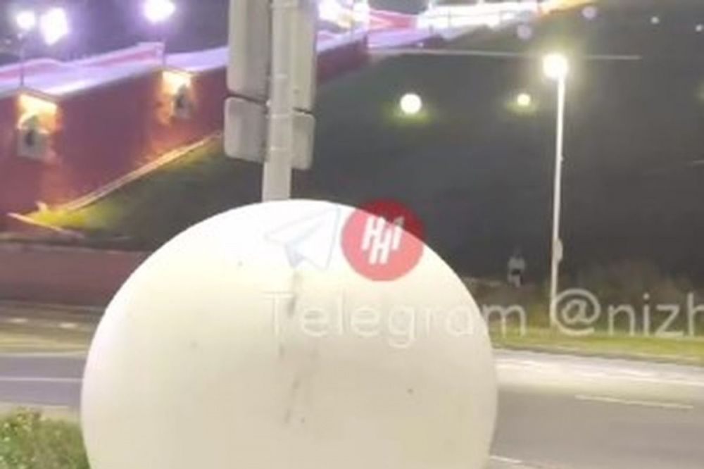 Светящийся шар скатился со склона в Нижнем Новгороде и повредил машину