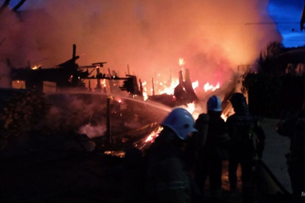 Пожар уничтожил цех деревообработки и надворную постройку в Канавинском районе