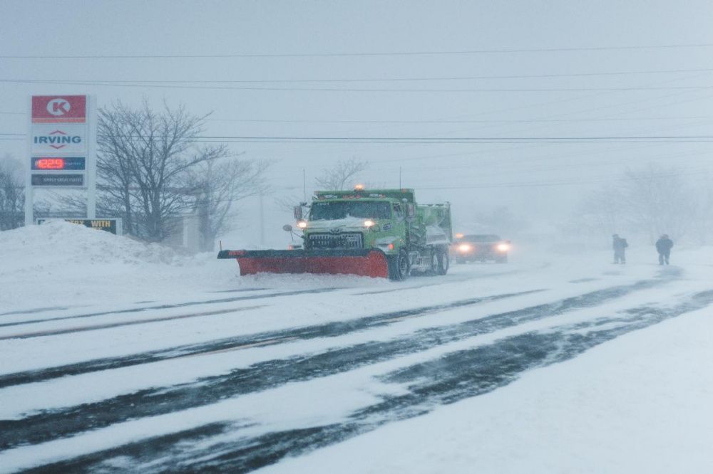 Дорожные рабочие ликвидируют последствия снегопада в Нижегородской области