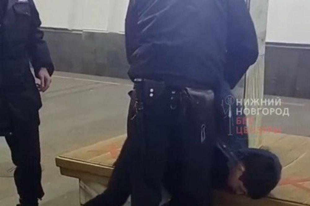 Полицейские задержали нижегородца за отказ надеть маску на станции метро