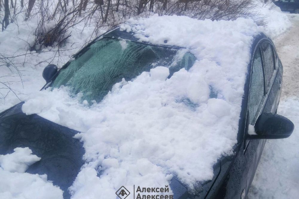 Ледяная глыба упала с крыши здания на автомобиль в Дзержинске