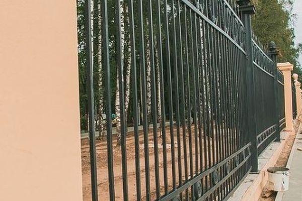  Входы и столбы ограды начали красить в нижегородском парке «Швейцария»
