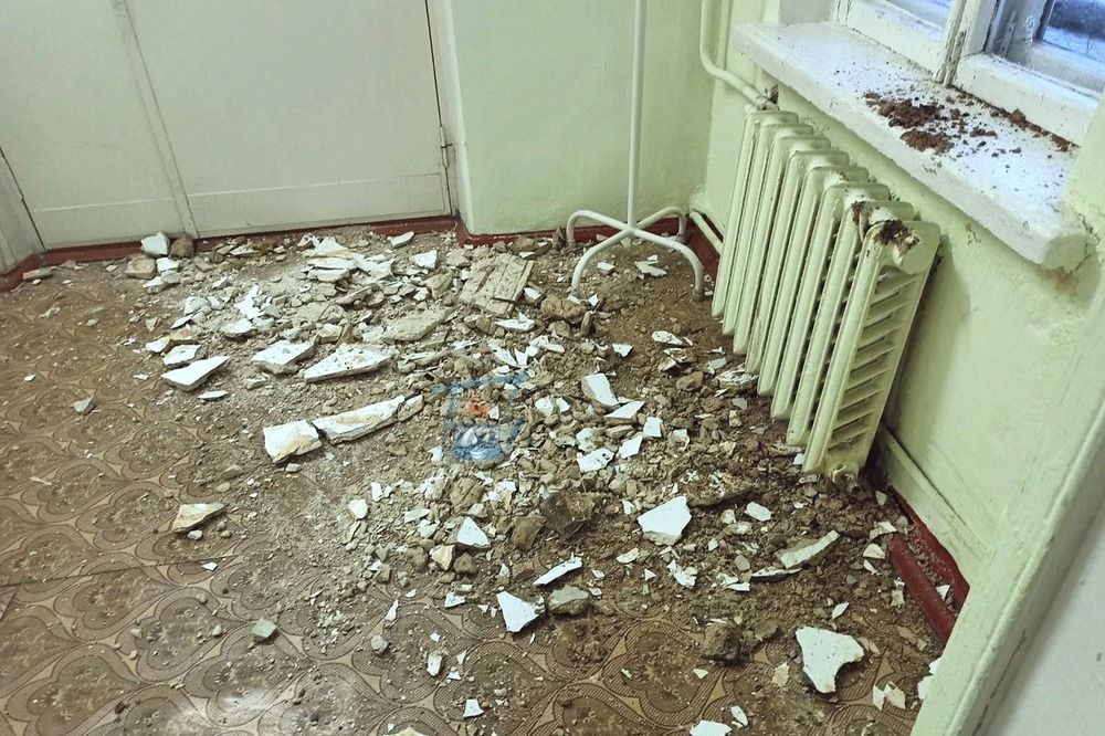 Кусок потолка рухнул у кабинета терапевта в заволжском центре здоровья