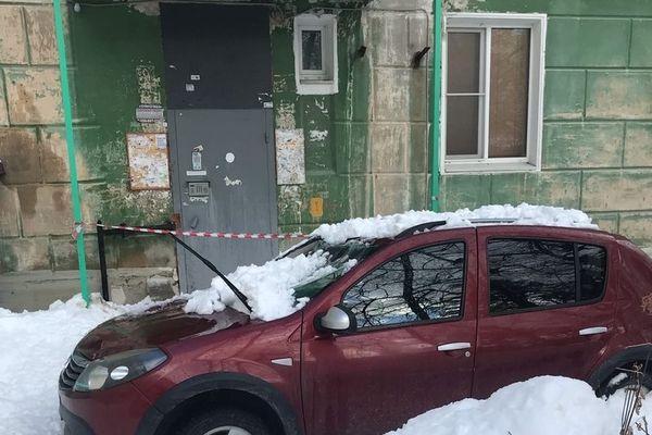 В Дзержинске рухнувший с крыши лед повредил автомобиль