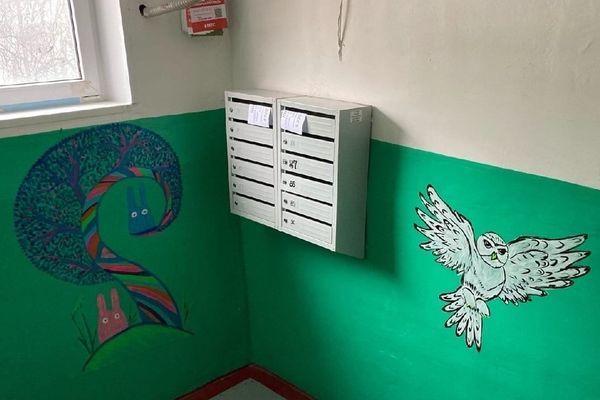 Фото Жительница Дзержинска разрисовала стены в подъезде забавными иллюстрациями - Новости Живем в Нижнем