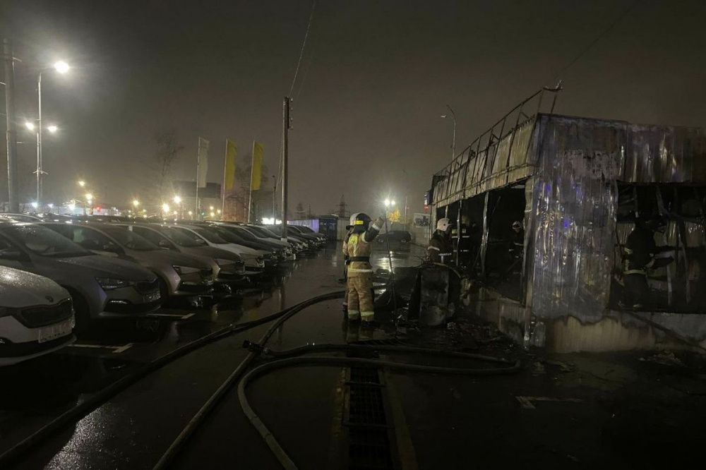 10 машин повреждены в результате пожара на парковке автосалона на Комсомольском шоссе