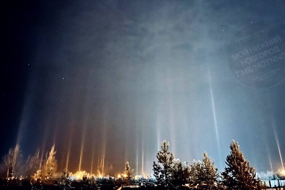 Световые столбы в небе удивили нижегородцев в ночь на 10 февраля 2024