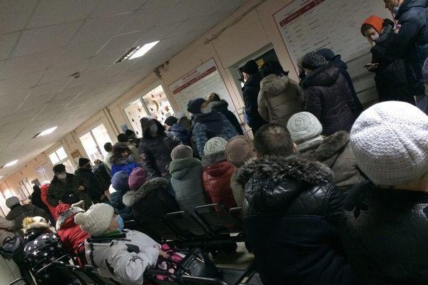 Минздрав назвал причиной огромных очередей в Лысковской ЦРБ новогодние выходные