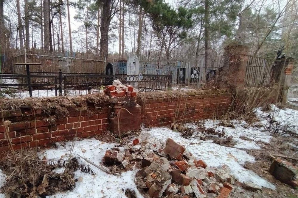 Неизвестные похитили старинную ограду с кладбища в Дзержинске