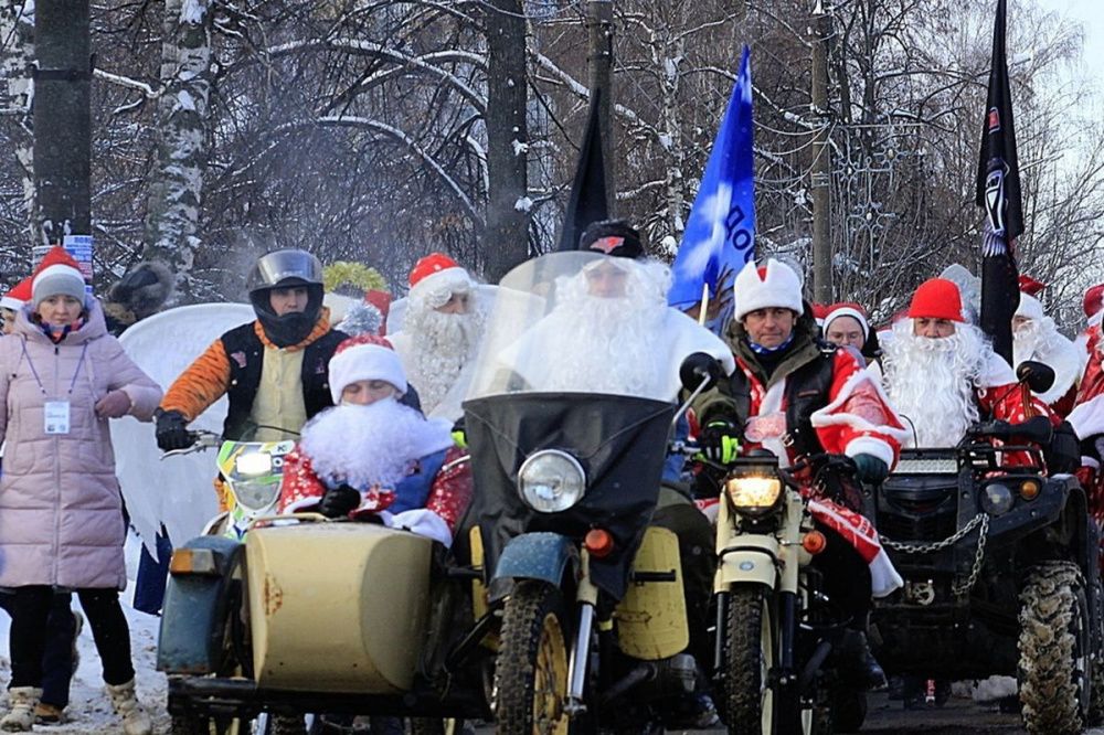 Благотворительный фестиваль Дедов Морозов прошёл 3 января на Бору
