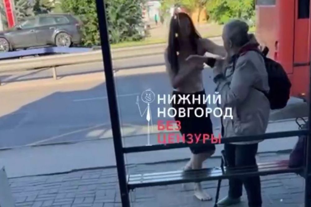 Голая девушка бегает по площади Советской в Нижнем Новгороде