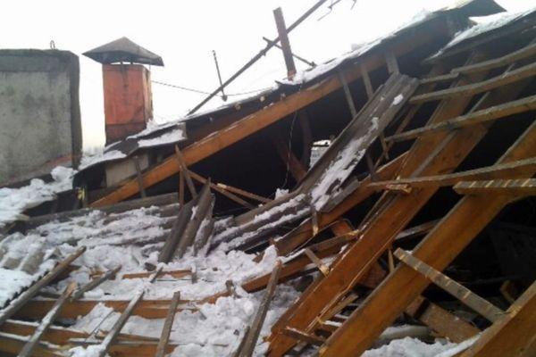 Крыша жилого дома рухнула в Урене 