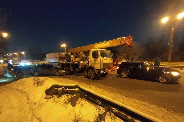 В Нижнем Новгороде на Комсомольском шоссе столкнулись семь автомобилей