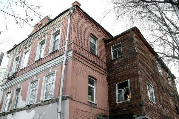 Дровяник 100-летнего дома на ул. Добролюбова снесут из-за благоустройства Почаинского бульвара