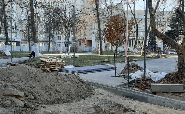 Сквер им. Свердлова в Нижнем Новгороде благоустраивают с нарушениями