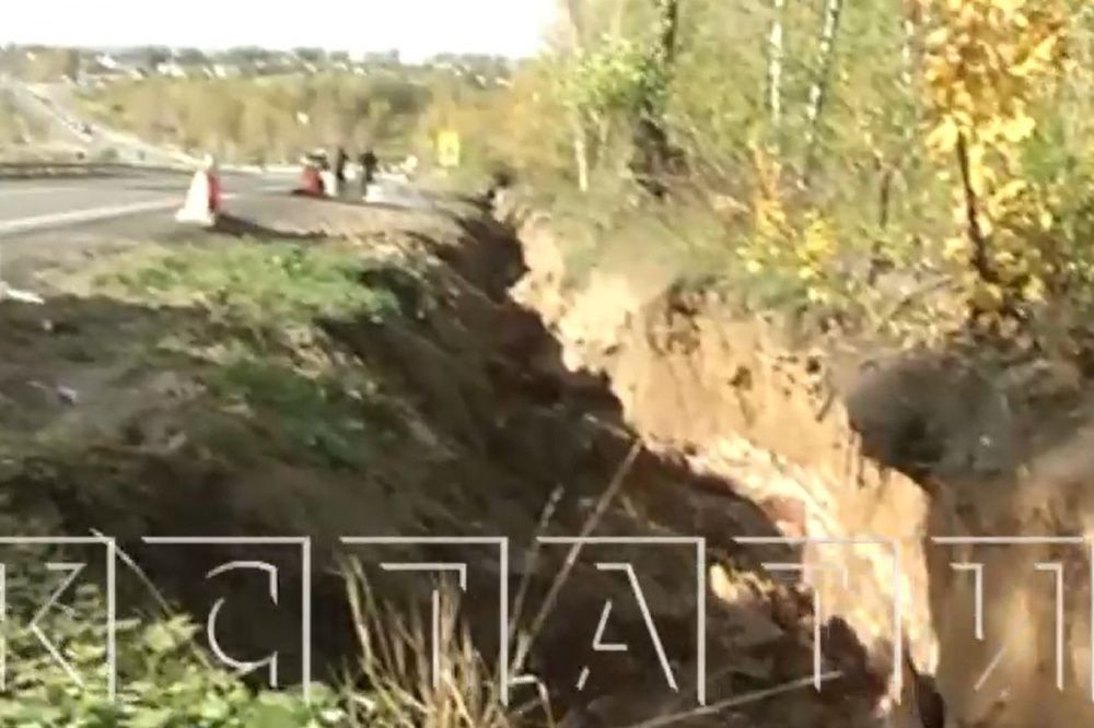 Фото Глубокие провалы длиной 300 метров появились у развязки в Ольгине - Новости Живем в Нижнем