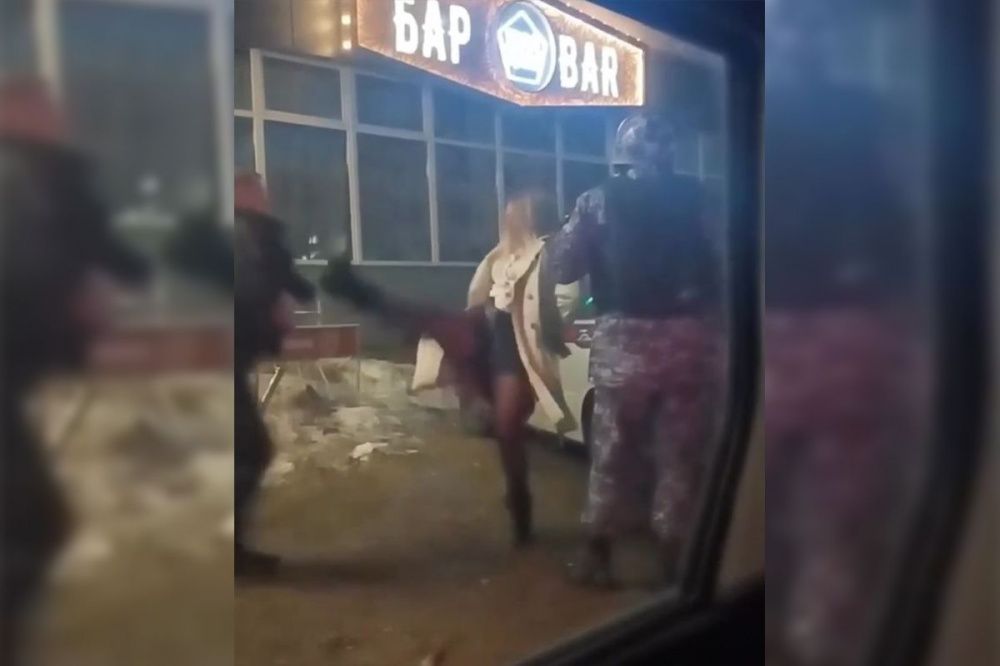 Пьяная девушка пыталась напасть на сотрудников Росгвардии в центре Нижнего Новгорода