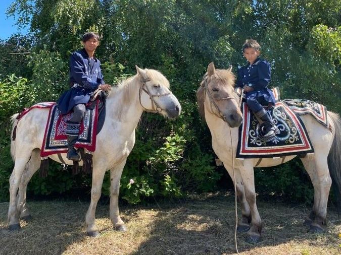 Житель Якутии с 9-летним сыном прискакали в Нижний Новгород на лошадях из Оймякона