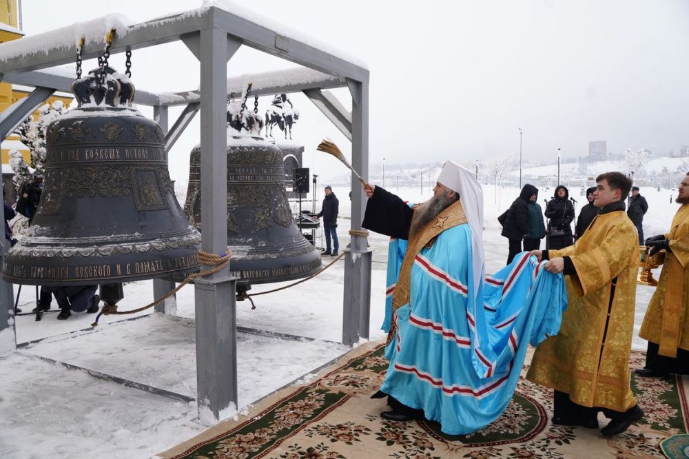 Митрополит Георгий освятил колокола для звонницы Александро-Невского собора