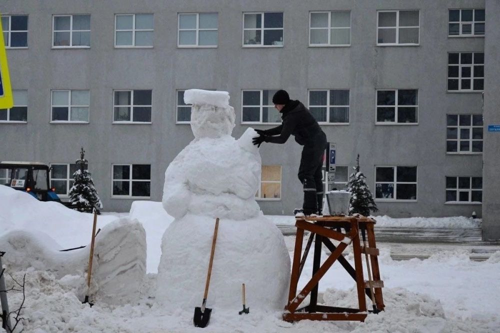 Фото Дзержинец создает сказочный городок из снега на центральной площади города - Новости Живем в Нижнем