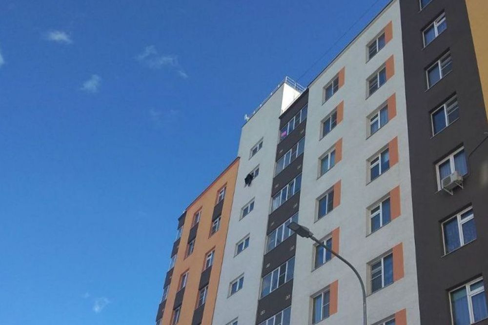 Мужчина угрожал спрыгнуть с девятого этажа дома в Нижнем Новгороде
