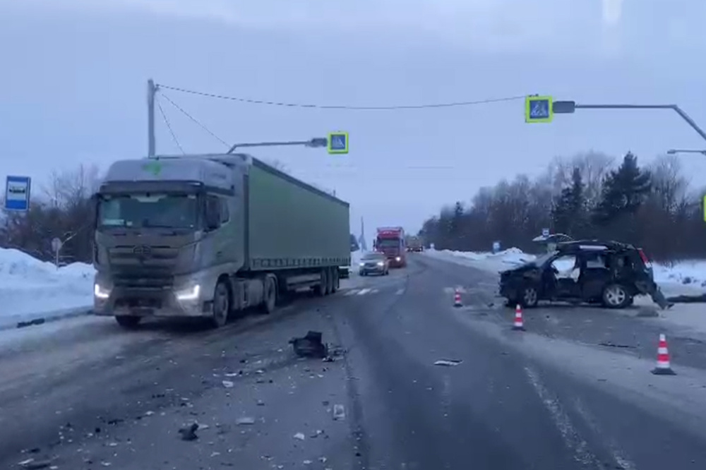 Водитель Nissan погиб в аварии с двумя фурами в Нижегородской области