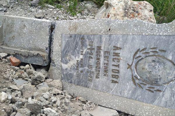 Свалку надгробий обнаружили в Кстовском районе