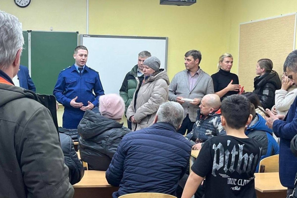 Сотрудники прокуратуры встретились с эвакуированными жильцами дома на Фучика