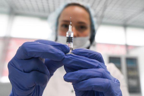 Более 60 человек вакцинировали от COVID-19 в мобильном пункте ПИМУ за один день