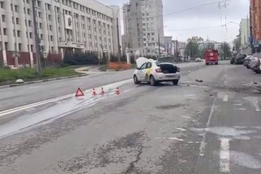 Нижегородский таксист заснул за рулем и протаранил 2 машины на улице Горького 