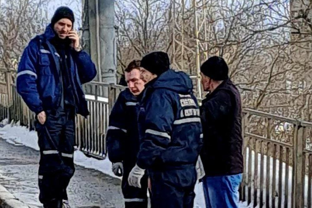 Сотрудники МЧС в Нижнем Новгороде не дали мужчине сброситься с моста