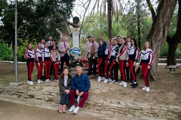 Музыканты нижегородского губернского оркестра возложили цветы к мемориалу Гагарина на Кипре