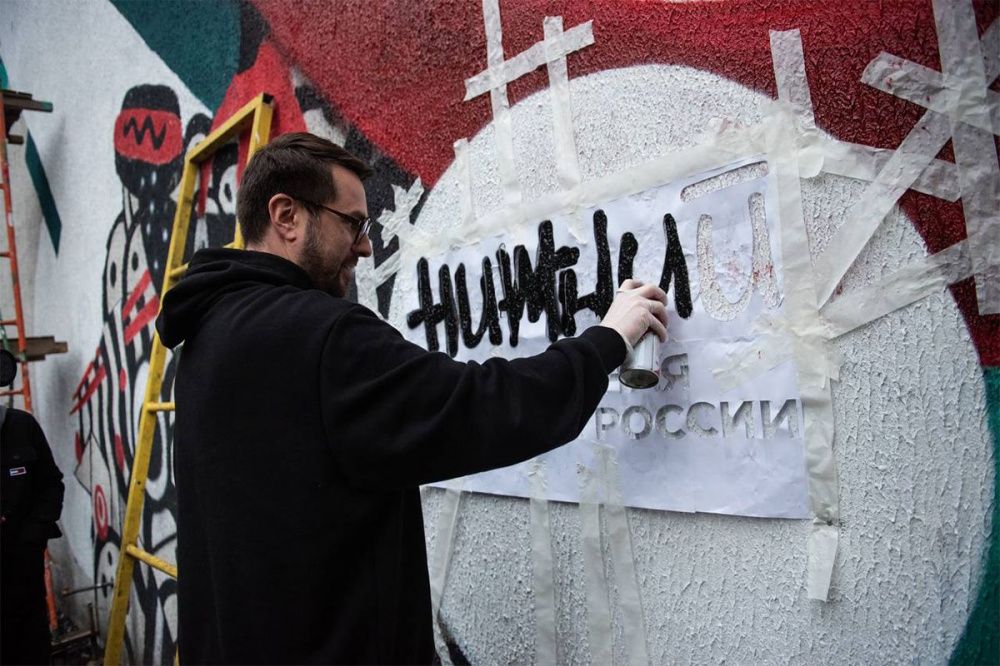 Олег Беркович нарисовал в Минске посвященное Нижнему Новгороду граффити