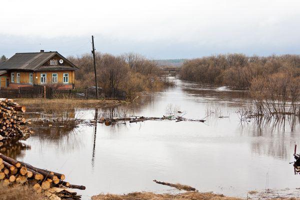 Две автодороги затопило в Володарском районе из-за паводка