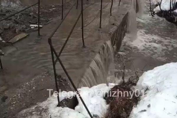Пешеходный мост через реку Старка затопило в Нижнем Новгороде