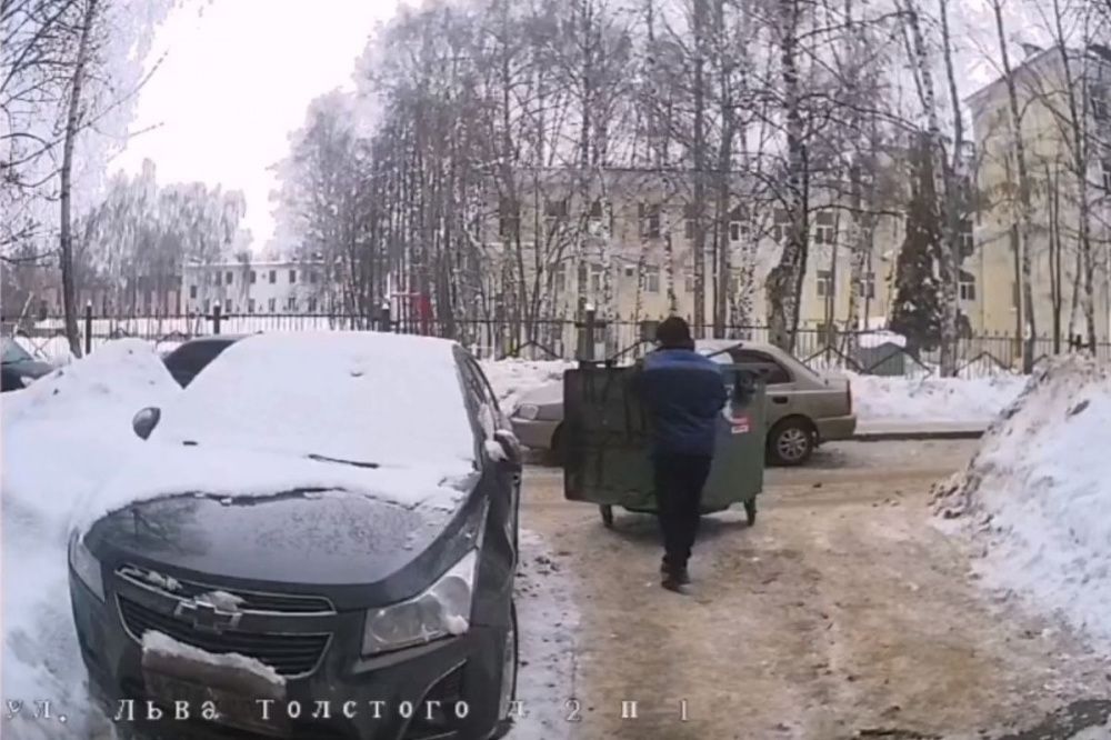 Дворник повредил автомобиль во время уборки мусора в Нижнем Новгороде