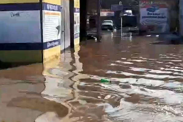 Улицу Горького затопило в Нижнем Новгороде из-за прорыва трубы 