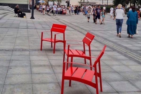Фото Градозащитница попросила убрать стулья на Большой Покровской в Нижнем Новгороде - Новости Живем в Нижнем