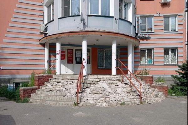 Жители Бора пожаловались на аварийную лестницу в стоматологической клинике