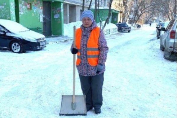 Дворника наградили за хорошую работу во время снегопада в Нижнем Новгороде