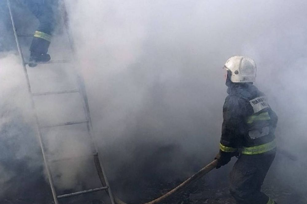 Сильный пожар начался после взрывов на заводе в Дзержинске