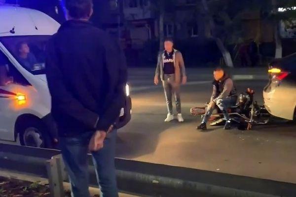 Мотоциклист врезался в иномарку в Нижнем Новгороде