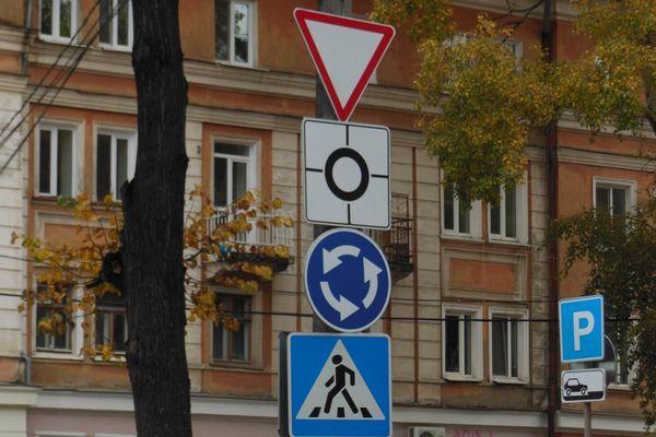 Более 20 млн рублей потратят на замену дорожных знаков в Нижнем Новгороде