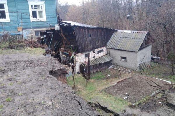 Режим ЧС ввели из-за оползней в деревне Караулово Нижегородской области