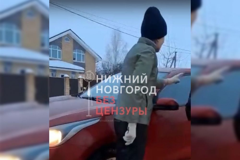 Неадекватная женщина бросается на автомобили с гвоздем между Кусаковкой и Новинками