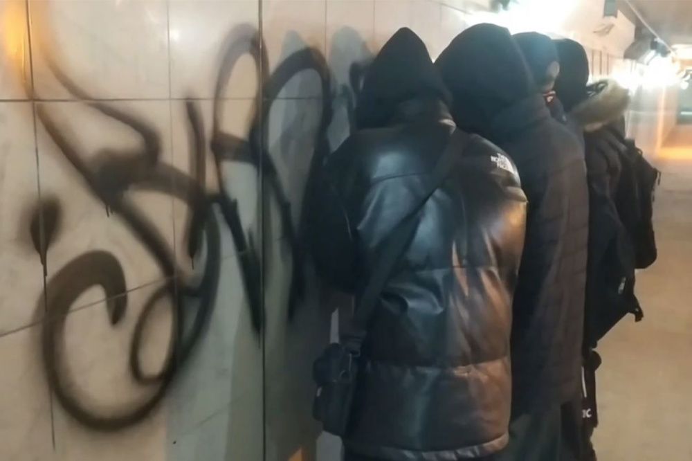 Подростки-вандалы приводят в порядок подземный переход в Нижнем Новгороде