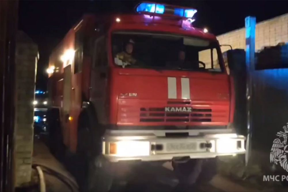 Три машины уничтожены в результате пожара в автосервисе в Дзержинске