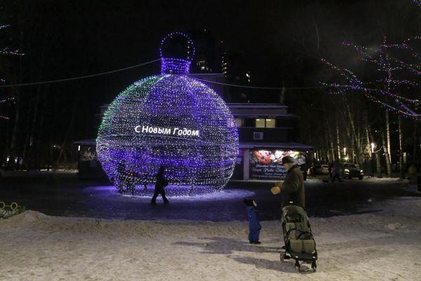 Парк Пушкина украсили новогодней иллюминацией